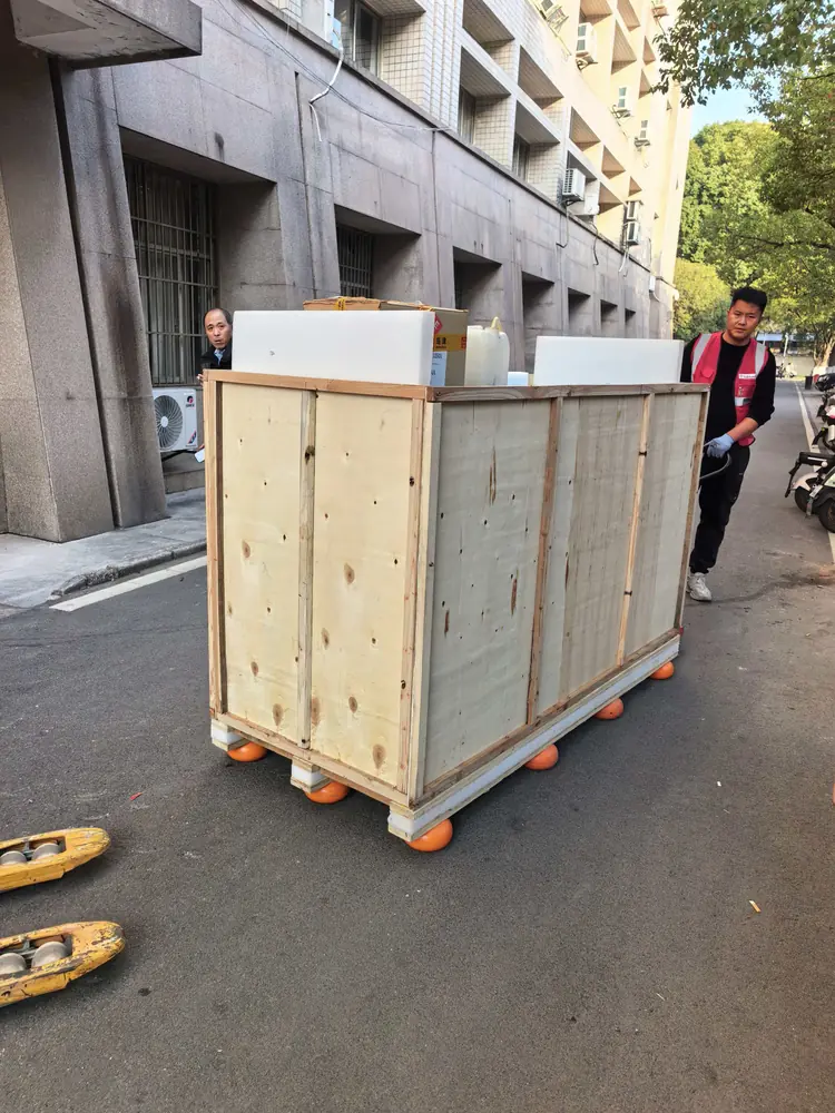 木箱在建筑通道转运