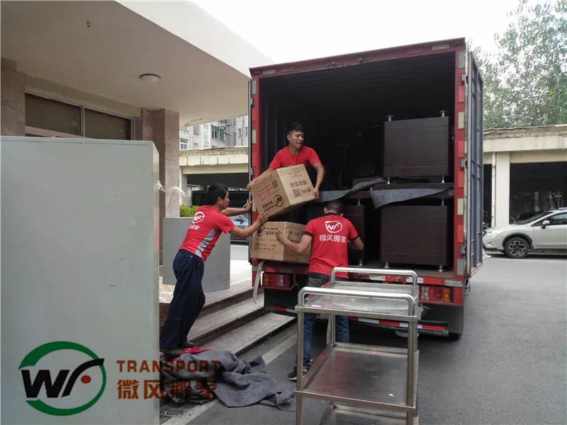 微风搬家团队将货物装入厢式货车