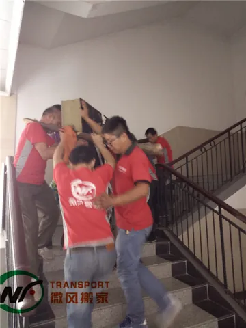 微风搬家团队搬运大型科研设备