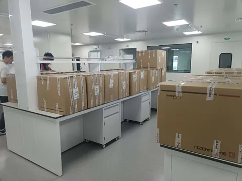 实验室内集中摆放的纸箱