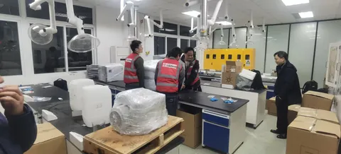 实验室设备整理与包装现场