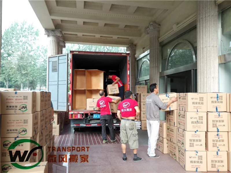 微风搬家工人在省烟草专卖局装载纸箱